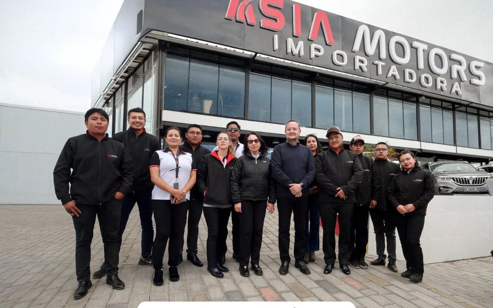 Equipo de Asia Motors frente a la matriz de Riobamba